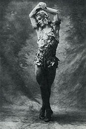 Nijinsky în costum de petale de trandafir  