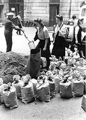 Polske civile forbereder sandsække i gården til et rækkehus i Moniuszki-gaden. August 1944