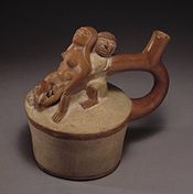 Vaso de cerámica moche que muestra a una mujer dando a luz. Museo Larco Lima  