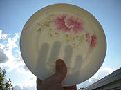 Démonstration de la qualité translucide de la porcelaine