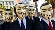 Protestujúci zo skupiny Anonymous v ikonických maskách Guya Fawkesa