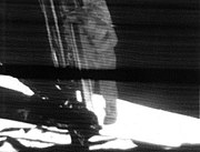 Neil Armstrong přistává na Měsíci.