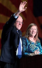 Sanders eşi Jane O'Meara ile birlikte Phoenix, Arizona'da, Mart 2016