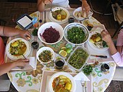 Χιλιανή Cazuela και διάφορες σαλάτες.