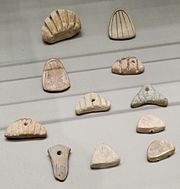 Fichas de contabilidade feitas de barro, de Susa, período Uruk, cerca de 3500 a.C. Departamento de Antiguidades Orientais, Louvre.