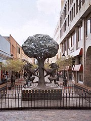 This statue, several metres high and located in the pedestrian zone of Guadalajara, depicts the city's coat of arms, which was incorporated into the club crest ofClub Deportivo Guadalajara during the 1923/24 season.