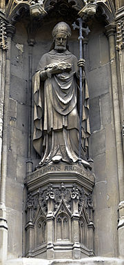 Statue af Lanfranc, ærkebiskop af Canterbury, fra ydersiden af Canterbury-katedralen
