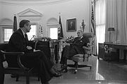 Shriver mødes med præsident Lyndon B. Johnson i det ovale kontor, 1964  
