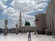 Masjid al-Nabawi i Medina. Det menes, at Muhammed er begravet i bygningen med den grønne kuppel. Det var hans hjem, da han var i live.  