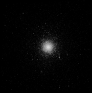Messier 54, uważany za jądro Sag DEG. Obraz w skali szarości z Zaawansowanej Kamery do Badań HST