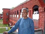 Muhammad Yunus alla Chittagong Collegiate School, mentre visita la scuola nel 2003.