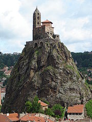 La cappella di Saint Michel d'Aiguilhe, sulla cima di una spina vulcanica a Le Puy-en-Velay, Francia.