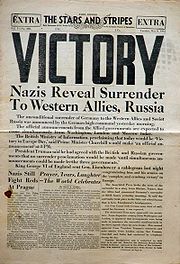 Giornale che celebra la Giornata della Vittoria in Europa l'8 maggio 1945.