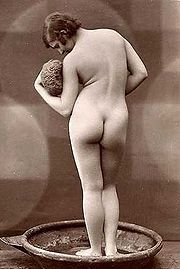 Женщина принимает ванну . Фотография около 1900 года.