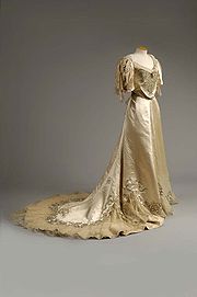Vestido de debutante, para la presentación en la Corte. Museo Moyse's Hall Bury St Edmunds