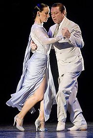 Een koppel danst de Argentijnse tango. Let op de ruimte tussen de partners in deze stijl  