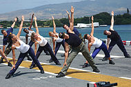 Gymnastik auf dem Flugdeck an Bord der USS Bonhomme Richard.