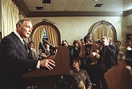 Alexander Haig en la rueda de prensa durante el rodaje