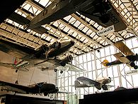 Eine Vielzahl von Flugzeugen, die im Nationalen Luft- und Raumfahrtmuseum ausgestellt sind. Höchst bemerkenswert: Ford Trimotor und Douglas DC-3 (oben und zweiter von oben)