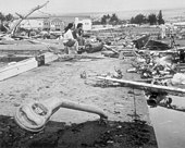 Efterdyningarna av den chilenska tsunamin 1960 i Hilo, Hawaiʻi, där tsunamin krävde 61 döda och 282 allvarligt skadade.