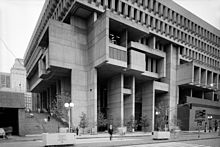 Moderni rakennus: Bostonin kaupungintalo (valmistui 1968) on rakennettu suurelta osin betonista, joka on sekä betonielementtiä että paikalla valettua betonia.