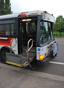 Egy akadálymentesített, kerekesszékes felvonóval ellátott busz Oregonban