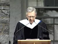 Medien abspielen Rogers hält eine Abschlussrede am Middlebury College im Jahr 2001