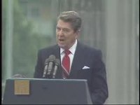 Medien abspielen Reagan spricht vor dem Brandenburger Tor der Berliner Mauer und fordert Gorbatschow auf, "diese Mauer niederzureißen".