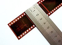 135er Film. Der Film ist 35 mm breit. Jedes Bild hat das Format 36x24 mm im gebräuchlichsten "Vollbild"-Format (manchmal auch als "Doppelbild" bezeichnet, wegen seiner Beziehung zum "Einzelbild"-Filmformat des 35 mm-Films).