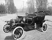 Henry Ford vynalezl model T, který změnil americkou dopravu.