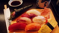 Différents types de nigirizushi et de temaki, servis et prêts à être consommés.