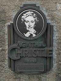 lentelė su Agatos Kristi nuotrauka.