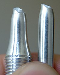 Trækprøvning af en aluminiumslegering. Den lokale indsnævring og brudfladerne i form af kop og kegle er typiske for duktile metaller.