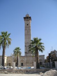 Lielā mošeja Alepo, Sīrijā. Tornim līdzīgā struktūra ir minarets.