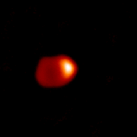 Englisch: Algol (β Persei) ist ein Drei-Sterne-System (Algol A, B und C) im Sternbild Perseus. Das große und helle Primär-Algol A wird regelmäßig alle 2,87 Tage durch den Dimmer Algol B verdunkelt. Das Paar ist nur 0,062 Astronomische Einheiten (AE) voneinander entfernt, so nahe, dass Algol A langsam die äußeren Schichten von Algol B ablöst.