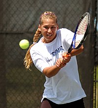 Anna Kournikova øver sin baghånd