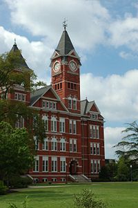 Samford Hall, na kampusie Uniwersytetu Auburn.