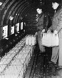 Cargando leche en un avión con destino a Berlín Occidental