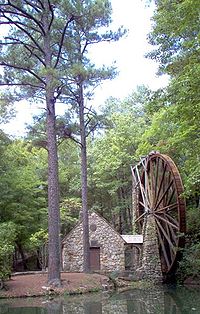 Sebuah kincir air overshot yang berdiri setinggi 42 kaki yang memperkuat Old Mill di Berry College di Roma, Georgia