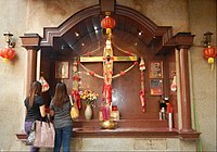 Krzyż w kościele katolickim Binondo ozdobiony na Chiński Nowy Rok na Filipinach (2014)