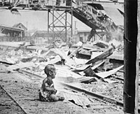 上海日本軍の爆撃後、南駅で泣いている赤ちゃんの写真「ブラッディ・サタデー」 (1937年)