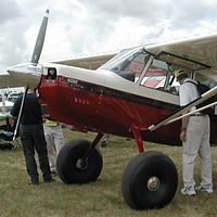 Una American Champion Scout. Obsérvese los grandes "neumáticos de tundra", para su uso en superficies rugosas.  
