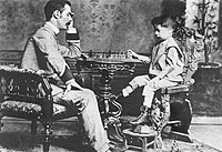 En fireårig Capablanca spiller skak med sin far i 1892