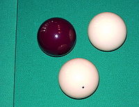 Et standardsæt carambole billardkugler (61,5 mm [27 ⁄16 in] i diameter), herunder en rød objektkugle, en almindelig hvid stødkugle og en prikket stødkugle til modstanderen. Nogle spil anvender en ekstra objektkugle.  