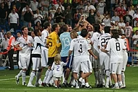 Madrides Real spēlētāji svin 2008. gada Supercopa de España uzvaru.