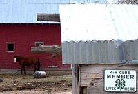 Unterschrift zur Ankündigung der 4-H-Mitgliedschaft auf einer Ranch in Larimer County, Colorado