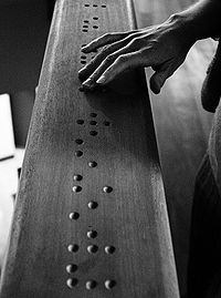 Este Braille deletrea "premier", que en francés significa primero  