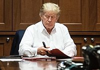Trump enquanto internado no Centro Médico Militar Nacional Walter Reed com a COVID-19 em 3 de outubro de 2020