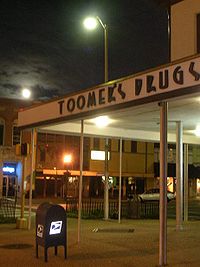 Toomer's Corner; centrum Auburn, Alabama nocą.