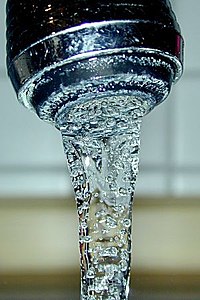 Чешмяната вода е питейна вода, която се доставя по вътрешните водопроводи за домашна употреба.